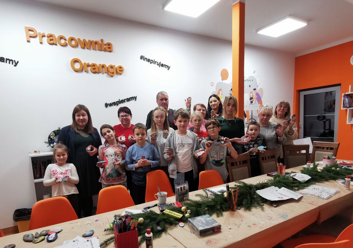 Świąteczne warsztaty malowania kamyczków w Biesnej