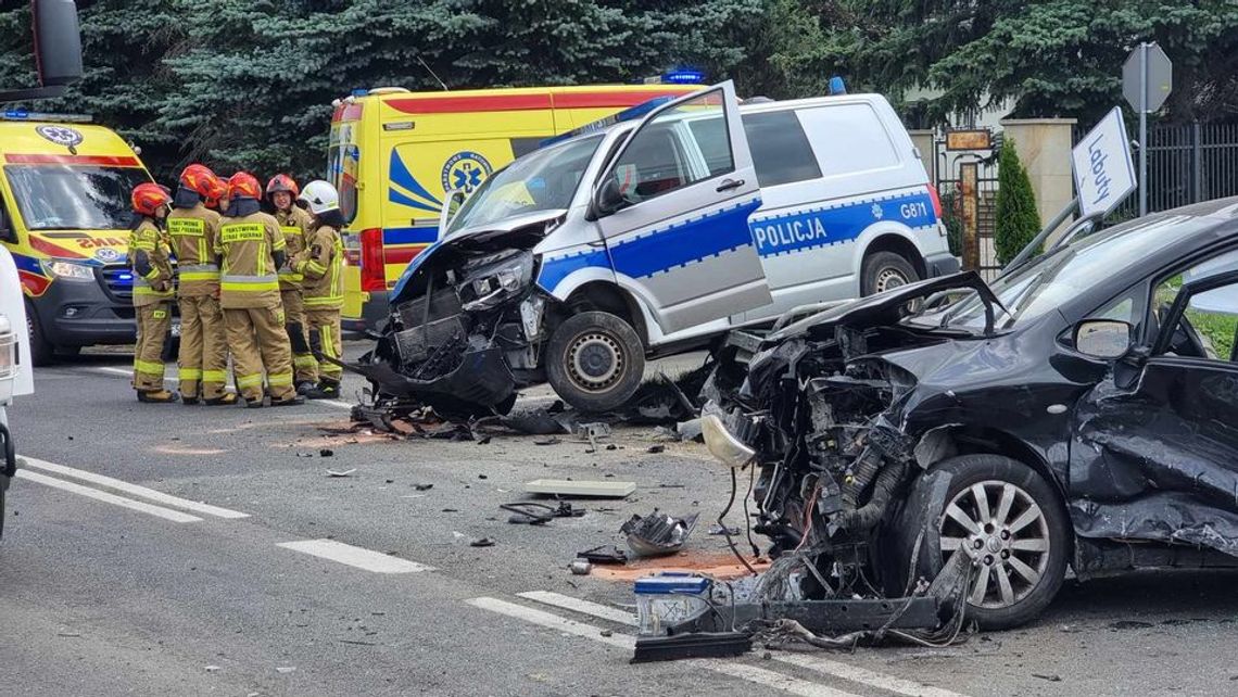 Szymbark. Zderzenie policyjnego radiowozu z samochodem osobowym