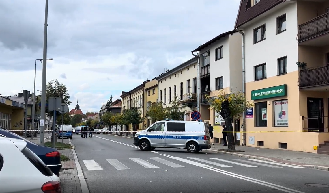 Tragiczna interwencja policji w Nowym Sączu. 41-latek z nożem został postrzelony. Zmarł w szpitalu Tragiczna interwencja policji w Nowym Sączu. 41-latek z nożem został postrzelony. Zmarł w szpitalu