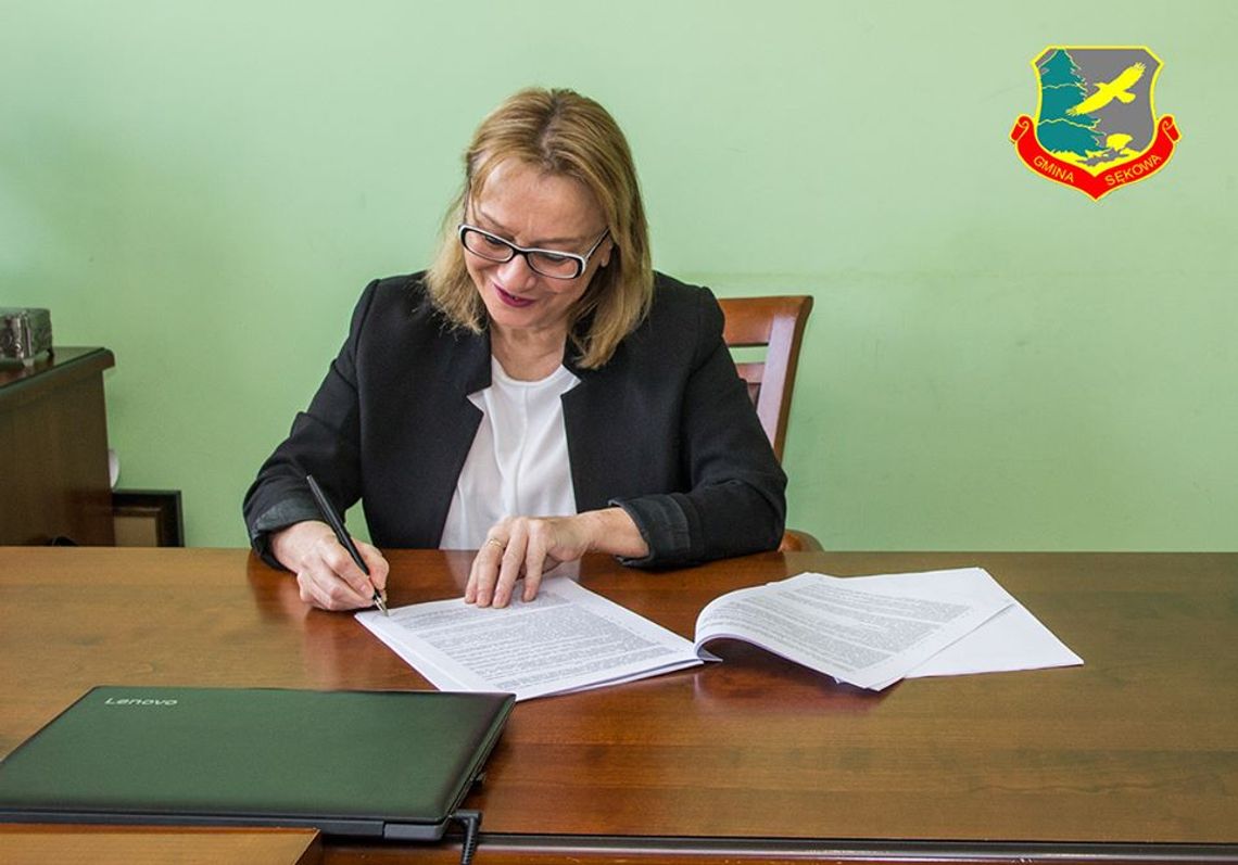 Wójt Gminy Sękowa Małgorzata Małuch podpisała umowę na wykonanie badawczego odwiertu geotermalnego w Sękowej