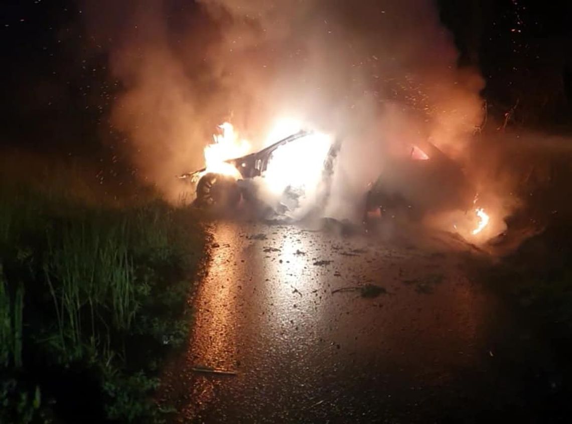 Wypadek i pożar samochodu w Ropie