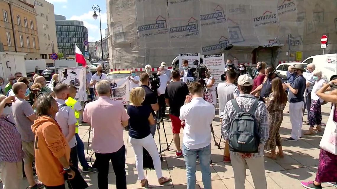 "Wysyłamy pisma od dwóch lat i żadnej reakcji". Poszkodowani w sprawie GetBack protestowali przed prokuraturą w Warszawie "Wysyłamy pisma od dwóch lat i żadnej reakcji". Poszkodowani w sprawie GetBack protestowali przed prokuraturą w Warszawie