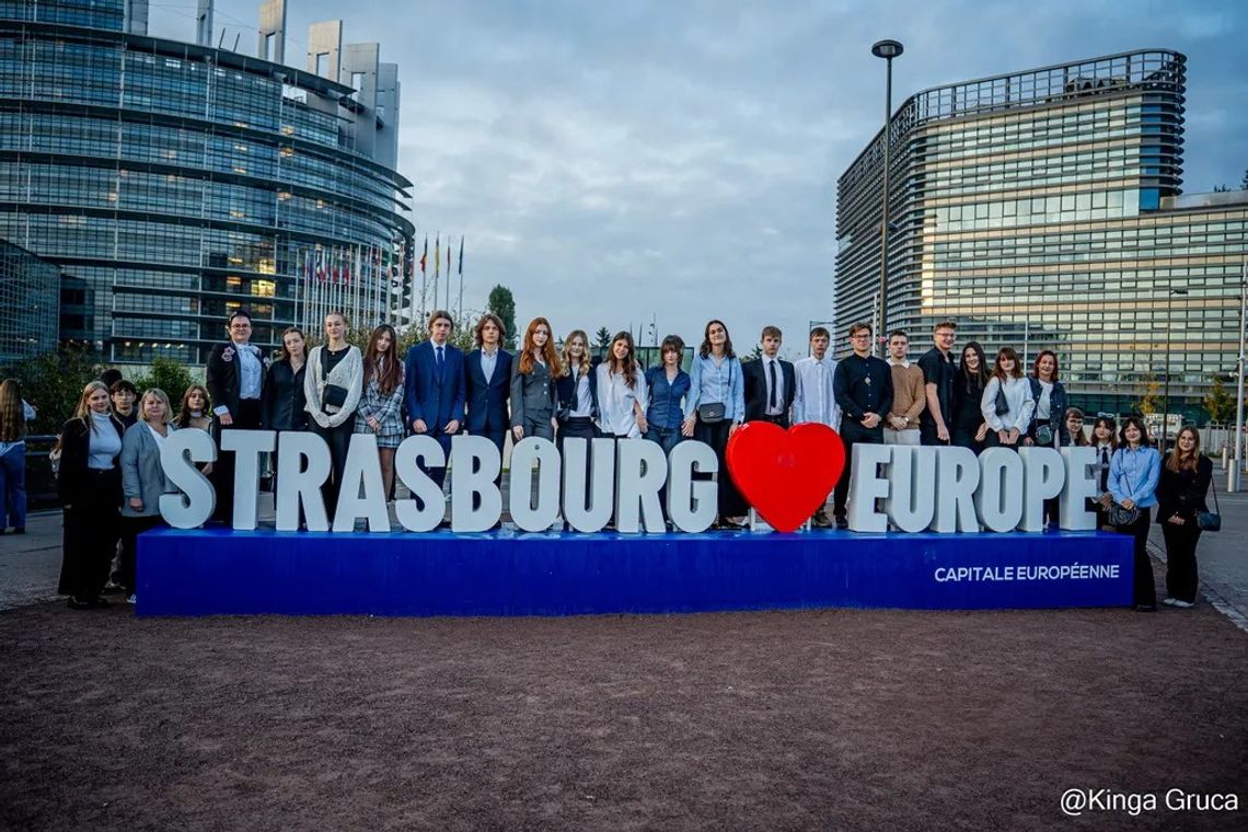 Z małej miejscowości do centrum Unii Europejskiej. Młodzież z Biecza z wizytą w Parlamencie w Strasburgu.