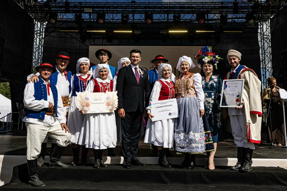 Zespół Beskidy wyróżniony na XXVIII Dożynkach Województwa Małopolskiego Zespół Beskidy wyróżniony na XXVIII Dożynkach Województwa Małopolskiego